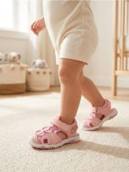 Sandały na rzepy - różowy. Czerwone sandały Sinsay, bez zapięcia. W wyprzedaży za 37.99 zł.