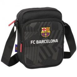 FC Barcelona saszetka na ramię czarna czarny. Czarne torby na ramię FC Barcelona, bez wzorów, na ramię, bez dodatków. Za 130.86 zł.