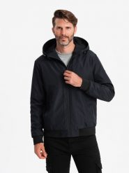 Lekka kurtka męska z siateczkową podszewką i kapturem – czarna V4 OM-JANP-0149 - XXL. Czarne kurtki Ombre Clothing, l, z aplikacjami, z materiału. W wyprzedaży za 169.99 zł.
