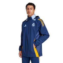 Kurtka wodoodporna Real Madrid Tiro 2024/25 Competition. Brązowe kurtki przeciwdeszczowe Adidas, bez wzorów, bez kaptura. W wyprzedaży za 322.50 zł.