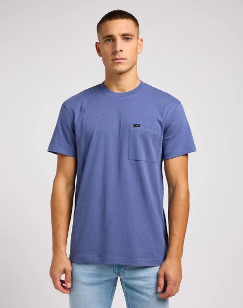 MESKA KOSZULKA LEE RELAXED POCKET TEE SURF BLUE 112349089. Niebieskie t-shirty Lee, l, bez wzorów, bez kołnierzyka, bez ramiączek. Za 79.99 zł.