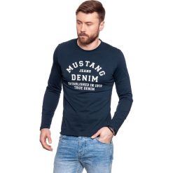 Mustang MUSTANG PRINTED LONGSLEEVE DARK SAPPHIRE 1006839 4136 M. Bluzki z długim rękawem marki Mustang. Za 87.99 zł.