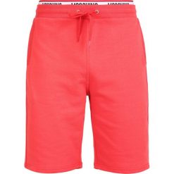 Moschino Underwear SHORT JOGGERS Spodnie od piżamy rosso. Joggery i bojówki marki Moschino Underwear. W wyprzedaży za 383.20 zł.