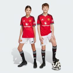 Spodenki domowe Manchester United 25/26. Białe krótkie spodenki sportowe Adidas, bez wzorów. Za 179.00 zł.