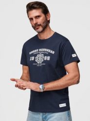 Bawełniany t-shirt męski z nadrukiem w stylu college – granatowy V3 - Rozmiar: M. Niebieskie t-shirty Ombre Clothing, m, z aplikacjami, z bawełny, bez kołnierzyka, bez ramiączek. Za 119.99 zł.