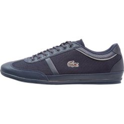 Lacoste MISANO SPORT Tenisówki i Trampki navy. Trampki marki LACOSTE. W wyprzedaży za 381.75 zł.