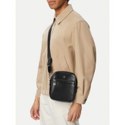 Saszetka Beverly Hills Polo Club. Czarne torby na ramię Beverly Hills Polo Club, bez wzorów, małe, bez dodatków. Za 149.99 zł.