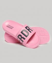 Superdry Code Core Pool Sliders – wkładane klapki z wyściełaną paską. Czerwone klapki Superdry, z poliesteru. Za 139.50 zł.