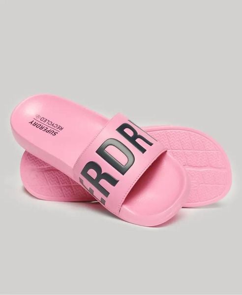 Superdry Code Core Pool Sliders – wkładane klapki z wyściełaną paską. Czerwone klapki Superdry, z poliesteru. Za 139.50 zł.