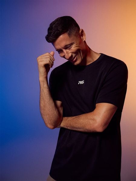4F T-shirt regular gładki męski 4F x Robert Lewandowski - czarne XXL. Czarne t-shirty 4F, bez wzorów, z bawełny, bez ramiączek, na fitness i siłownię. Za 99.99 zł.