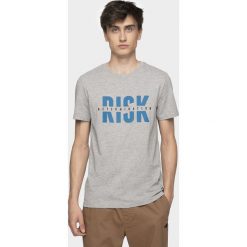 T-shirt męski TSM008 - średni szary melanż. Szare t-shirty 4F, bez wzorów, bez kołnierzyka, bez ramiączek. W wyprzedaży za 49.99 zł.
