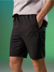 Wiskozowe szorty - szary. Szare krótkie spodenki sportowe Sinsay, l, bez wzorów, z wiskozy. W wyprzedaży za 27.99 zł.