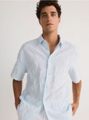 Koszula comfort z efektem gniecenia - jasnoniebieski. Niebieskie koszule Reserved, l, bez wzorów, z tkaniny, bez kołnierzyka, bez ramiączek. Za 129.99 zł.
