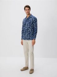 Wzorzysta koszula regular fit - granatowy. Niebieskie koszule Reserved, l, bez wzorów, z bawełny, bez kołnierzyka, bez ramiączek. Za 129.99 zł.