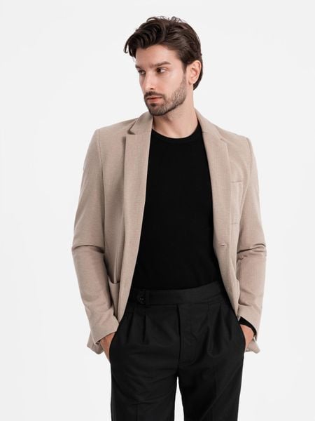 Elegancka dopasowana męska marynarka ze strukturalnej dzianiny – beżowa V2 - Rozmiar: S. Brązowe garnitury Ombre Clothing, na imprezę, m, z aplikacjami, z bawełny, eleganckie. Za 589.99 zł.
