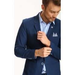 MARYNARKA MĘSKA KLASYCZNA, TALIOWANA Z GUZIKIEM. Garnitury TOP SECRET, m, bez wzorów, z bawełny. W wyprzedaży za 119.99 zł.