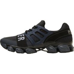 Plein Sport YOU TURN ME ON RUNNER Tenisówki i Trampki navy. Trampki marki Plein Sport. W wyprzedaży za 743.20 zł.