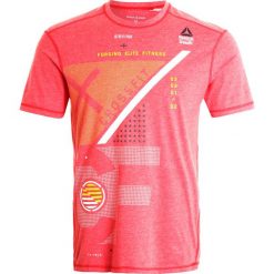 Reebok Tshirt z nadrukiem red. T-shirty sportowe marki Reebok. W wyprzedaży za 149.25 zł.