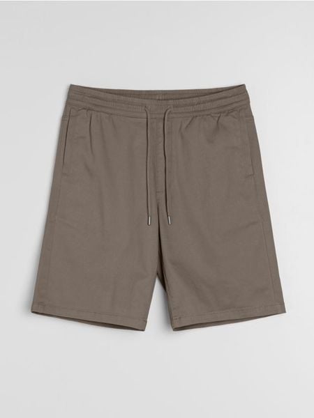 Bawełniane szorty jogger - brązowy. Brązowe krótkie spodenki sportowe Sinsay, l, bez wzorów, z bawełny. W wyprzedaży za 29.99 zł.
