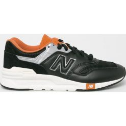 New Balance - Buty. Czarne buty sportowe casual New Balance, bez wzorów, z gumy, z okrągłym noskiem, bez zapięcia. W wyprzedaży za 299.90 zł.