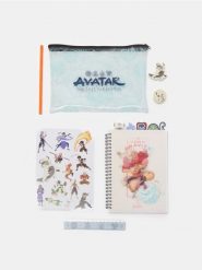 Zestaw artykułów papierniczych z saszetką Avatar: The Last Airbender - wielobarwny. Torby na ramię Sinsay, bez wzorów, bez dodatków. Za 25.99 zł.