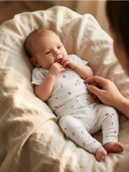 Komplet: body i legginsy - kremowy. Białe legginsy długie sportowe Sinsay, l, bez wzorów. W wyprzedaży za 17.99 zł.