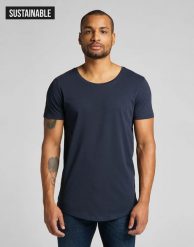 MĘSKI T-SHIRT LEE ELONGATED TEE SKY CAPTAIN L62JEPHY 112114636. T-shirty Lee, l, bez wzorów, bez kołnierzyka, bez ramiączek. Za 69.99 zł.