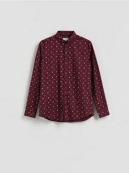 Koszula slim fit w świąteczny wzór - bordowy. Czerwone koszule Reserved, l, bez wzorów, z bawełny, bez kołnierzyka, bez ramiączek. Za 99.99 zł.