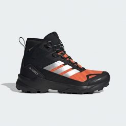 Buty trekkingowe Terrex Skychaser AX5 Mid GORE-TEX CLIMAWARM+. Brązowe trekkingi Adidas, bez wzorów, z gore-texu, bez zapięcia. W wyprzedaży za 588.00 zł.