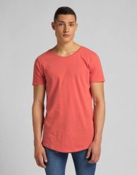 MĘSKI T-SHIRT LEE ELONGATED TEE WASHED RED L62JEPQM 112114659. Czerwone t-shirty Lee, l, bez wzorów, bez kołnierzyka, bez ramiączek. Za 69.99 zł.