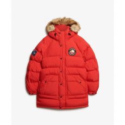 Długa kurtka Superdry Everest. Czerwone kurtki Superdry, m, bez wzorów, z puchu, bez kaptura. Za 989.40 zł.