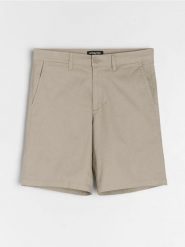 Szorty chino - beżowy. Brązowe krótkie spodenki sportowe Sinsay, l, bez wzorów. W wyprzedaży za 29.99 zł.