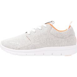 Superdry RUNNER Tenisówki i Trampki grey grit. Trampki marki Superdry. W wyprzedaży za 220.35 zł.