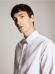 Koszula slim fit z bawełną - biały. Białe koszule Reserved, l, bez wzorów, z bawełny, bez kołnierzyka, bez ramiączek. Za 179.99 zł.
