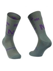 Skarpety rowerowe NORTHWAVE Type Sock szaro fioletowy. Fioletowe skarpety Northwave, bez wzorów, z dzianiny. Za 39.00 zł.