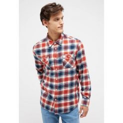 Męska Koszula Mustang Style Eastbridge Multicheck Red 1014768 12551. Czerwone koszule Mustang, m, bez wzorów, bez kołnierzyka, bez ramiączek. Za 189.99 zł.