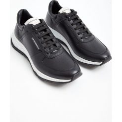 Sneakersy męskie skórzane EMPORIO ARMANI. Buty sportowe casual Emporio Armani, bez wzorów, bez zapięcia. W wyprzedaży za 993.85 zł.