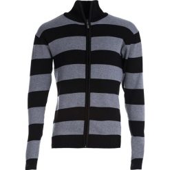 Czarny Sweter Mildmay. Czarne swetry nierozpinane Born2be, na jesień, l, bez wzorów, bez kołnierzyka, bez ramiączek. Za 59.99 zł.