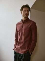 Koszula regular z lnem - mahoniowy. Brązowe koszule Reserved, l, bez wzorów, z bawełny, bez kołnierzyka, bez ramiączek. Za 139.99 zł.