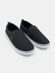 Trampki typu slip-on - czarny. Czarne trampki Sinsay, bez wzorów, bez zapięcia. Za 29.99 zł.