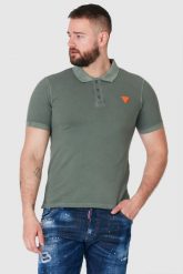GUESS Zielona koszulka polo z pomarańczowym logo. Zielone koszulki polo Guess, m, z aplikacjami, bez kołnierzyka, bez ramiączek. W wyprzedaży za 159.99 zł.