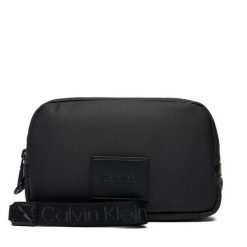 Saszetka Calvin Klein. Czarne saszetki i nerki CALVIN KLEIN, bez wzorów, z puchu. Za 289.99 zł.