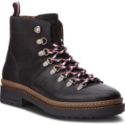 Kozaki TOMMY HILFIGER - Elevated Outdoor Hik FM0FM01911 Black 990. Czarne kozaki Tommy Hilfiger, bez wzorów, z materiału, bez zapięcia. W wyprzedaży za 439.00 zł.