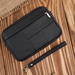 Saszetka męska skórzana do ręki praktyczna pakowna czarna Abruzzo ABR-10. Czarne torby na ramię bez wzorów, ze skóry, do ręki, bez dodatków. Za 99.99 zł.