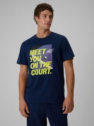 4F T-shirt regular z nadrukiem męski - granatowy L. Niebieskie t-shirty 4F, l, bez wzorów, z bawełny, bez kołnierzyka, bez ramiączek. Za 69.99 zł.