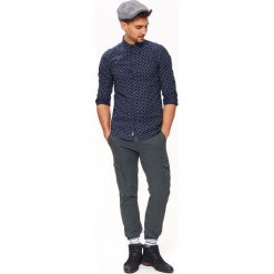 KOSZULA Z TKANINY OXFORD REGULARNA. Koszule marki TOP SECRET. W wyprzedaży za 39.99 zł.
