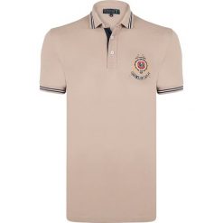 Koszulka polo "Grain" - Regular fit - w kolorze jasnobrązowym. Koszulki polo marki Sir Raymond Taylor, z haftami, z bawełny, polo, z krótkim rękawem. W wyprzedaży za 86.95 zł.