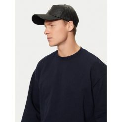 Czapka z daszkiem Guess. Czarne czapki z daszkiem Guess, z aplikacjami. Za 139.99 zł.