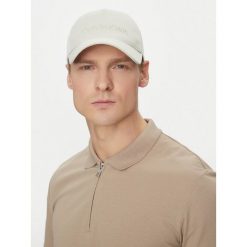 Czapka z daszkiem Calvin Klein. Brązowe czapki z daszkiem CALVIN KLEIN, bez wzorów. Za 109.99 zł.