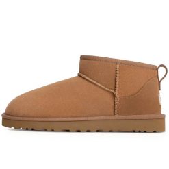 Kozaki Ugg Australian M Classic Ultra Mini Dorośli. Brązowe kozaki UGG, bez wzorów, ze skóry, bez obcasa, bez zapięcia. Za 619.00 zł.